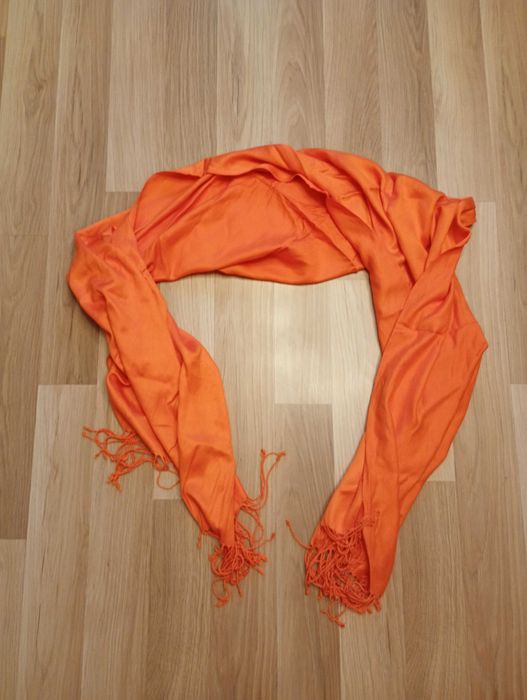 Pomarańczowy szal z frędzlami