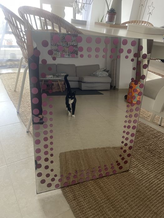 Espelho com decoração em tons de rosa