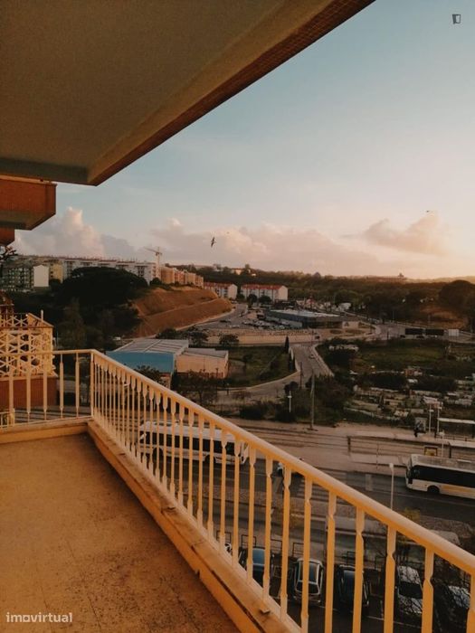 Quarto - localizado em Almada Lisbon