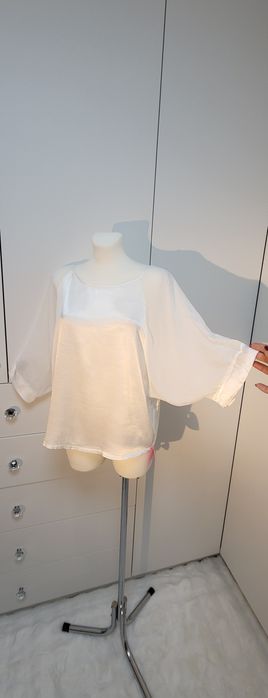 Błyszcząca śnieżno biała bluzeczka