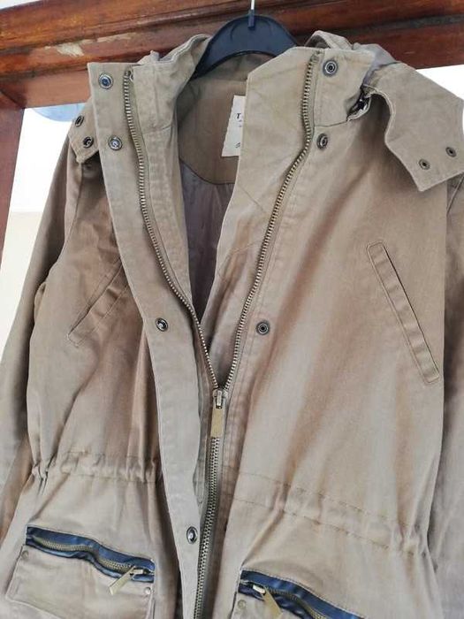 Roupa. Sobretudo bege.