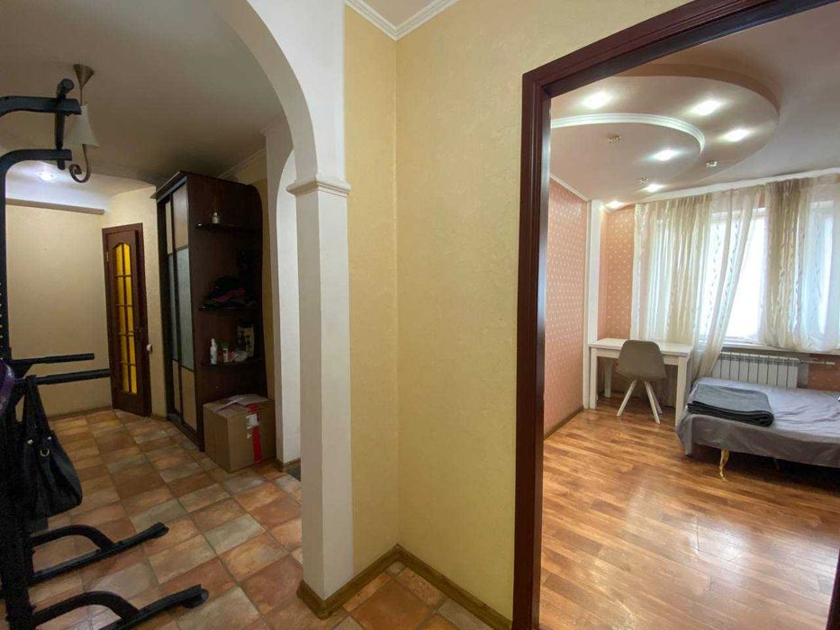 Продаётся трёхкомнатная квартира в центре, по ул. Кобылянского