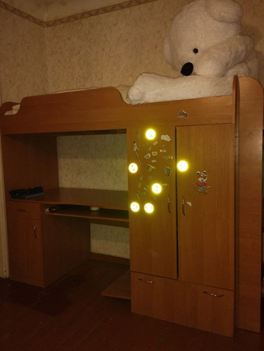 Ліжко , стіл, шафа