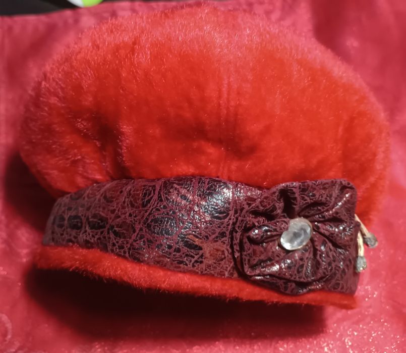 Меховой берет красный