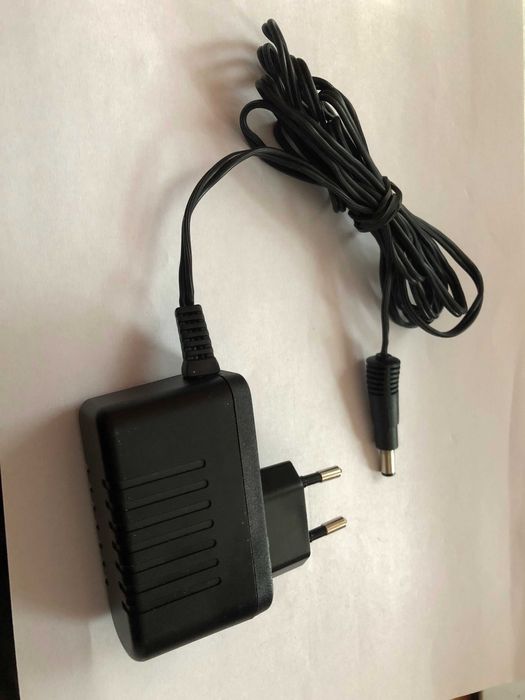 Zasilacz 9V 600mA  fi 5,5x2,5 mm,  (+) w środku