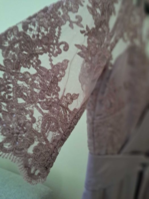 Vestido de cerimónia com renda super elegante em rosa velho.