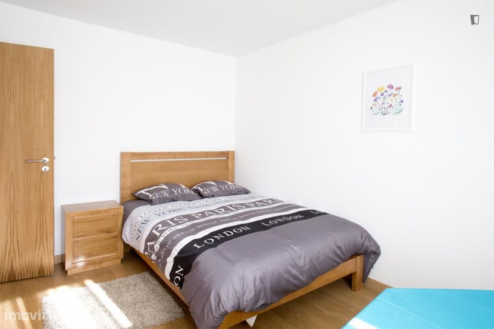 Quarto - localizado em Carnide Lisbon