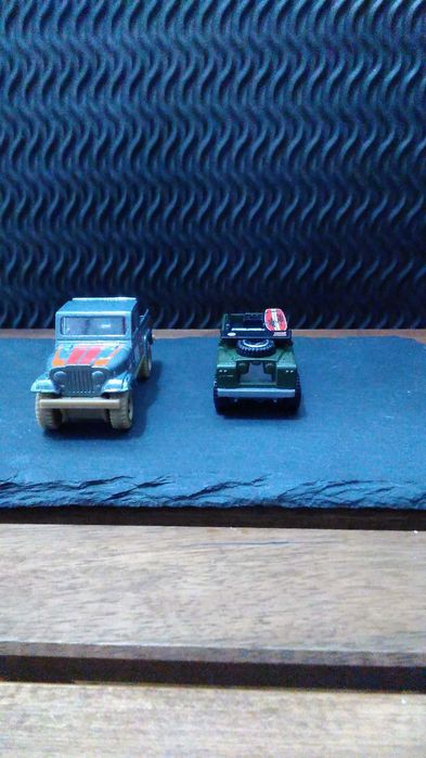 Miniatura Jeep Scrambler e Land Rover