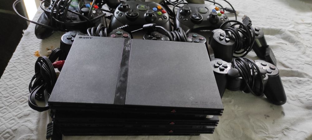 Lot of various controllers and 3 working SP2 consoles64584317999618121