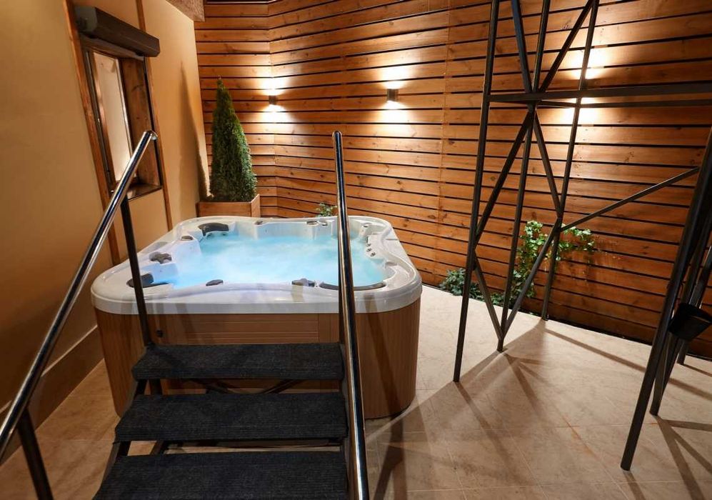 Дом 300 кв. Открытый бассейн с подогревом, сауна, джакузи, бильярд.