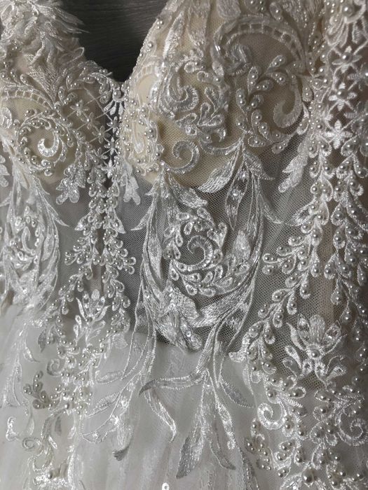 Piękna sukienka ślubna w kształcie literki A r. 36/38