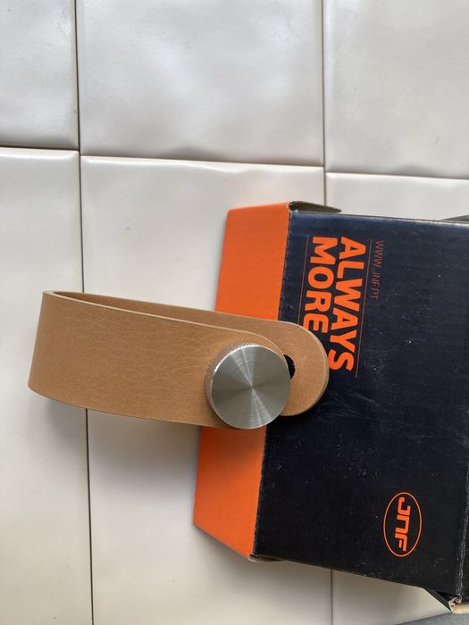 Puxador inox com tira em pele da JNF 70x22mm