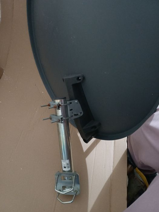 Antena satelitarna z konwerterem i mocowaniem.