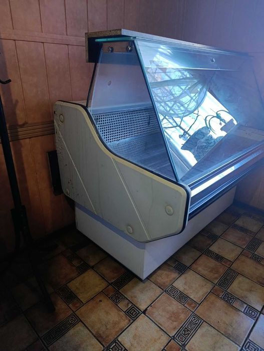 Продам холодильну вітрину Gold