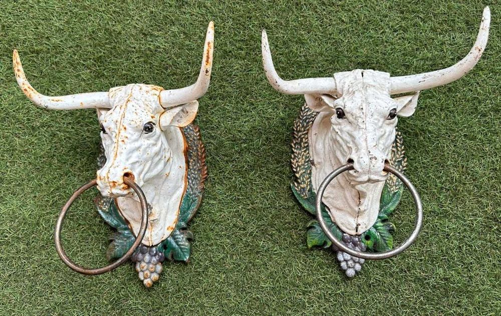 Cabeças de touros em ferro fundido, mural