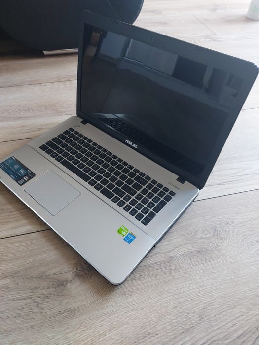 Laptop Asus R752L