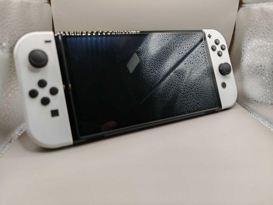 Nintendo Switch OLED 4x Joy Con Karta 128GB Etui i inne dodatki BIAŁA