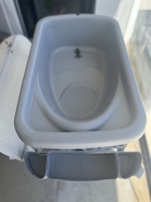 Muda fraldas com banheira