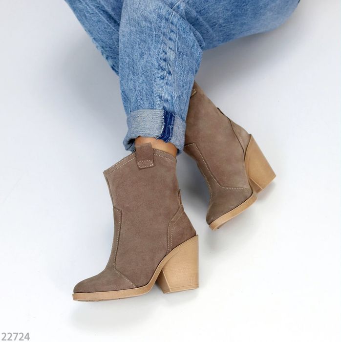 Стильні замшеві бежеві козаки