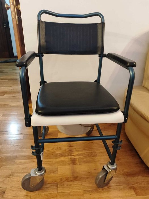 Cadeira sanita de rodas