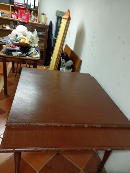 Mesa sala de jantar extensível a dois metros e vinte.