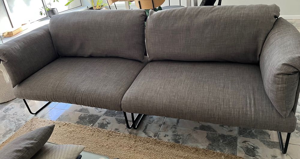 Sofá tecido cinzento com almofadas