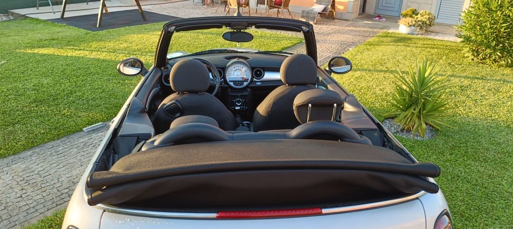 Carro icónico descapotável desportivo