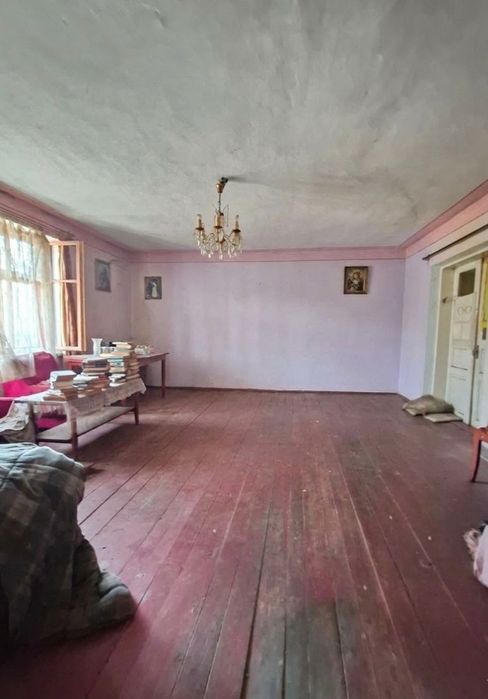 Будинок з земельною ділянкою