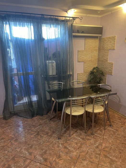 Продаж великої, дворівневої квартири на Митниці.