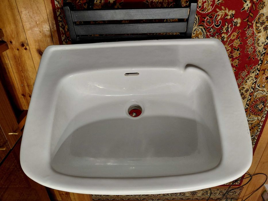 Umywalka z postumentem - ceramiczna