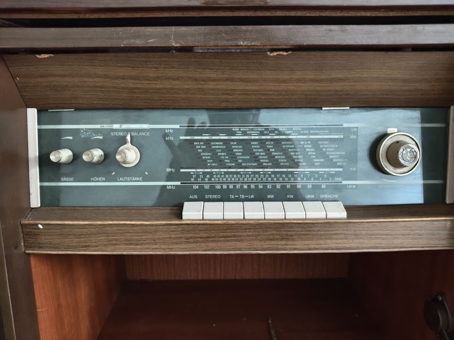 Aparador rádio/gira discos antigo