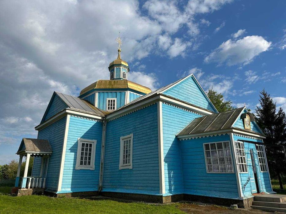 Розкішна, величезна ділянка з будинком, річкою та ставом (Луцький р-н)