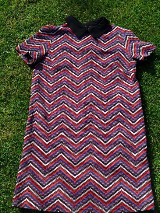 Sukienka z kołnierzykiem w kolorowe paski V by Very L 40