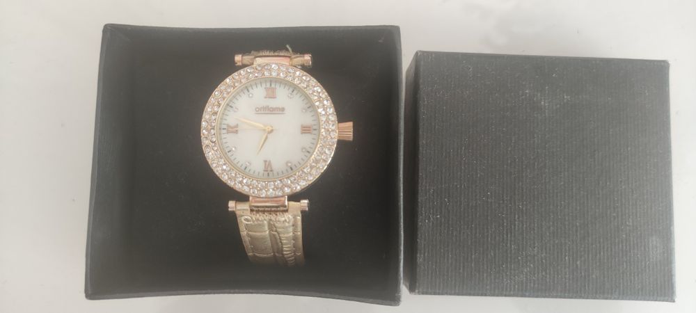 Продам часы. Новые.