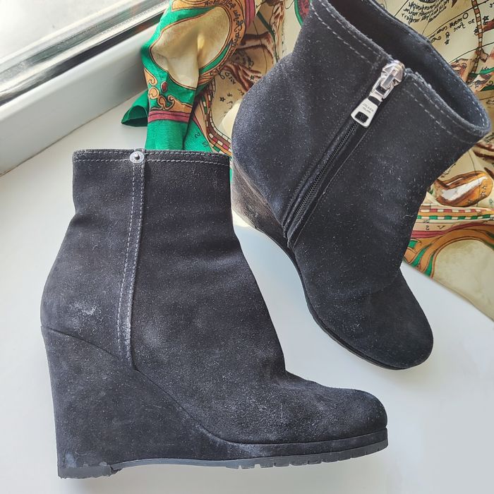 Чорні замшеві півчобітки Prada