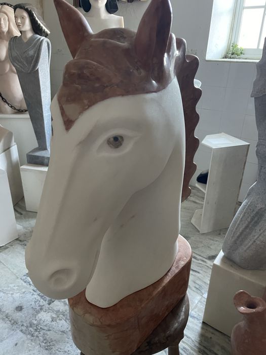 Cabeça de cavalo em marmore