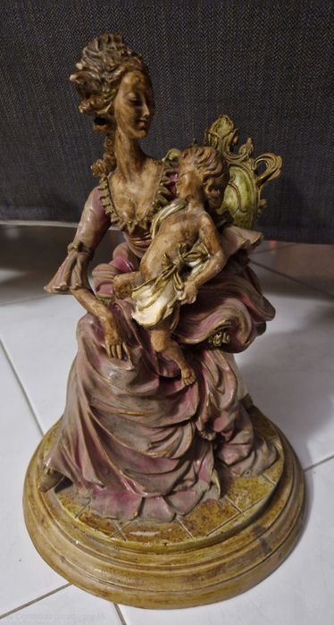 Várias estatuetas antigas