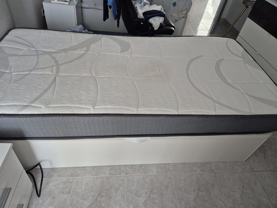 Sumalier com cabeceira e colchão