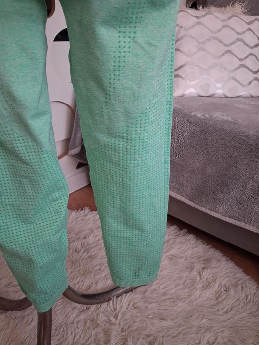 Wiosenny zestaw wiatrówka + legginsy