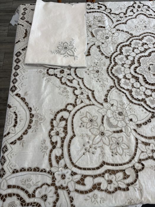 Toalha de mesa mistura de linho e algodão ricamente bordada com flores e com bordado richelieu