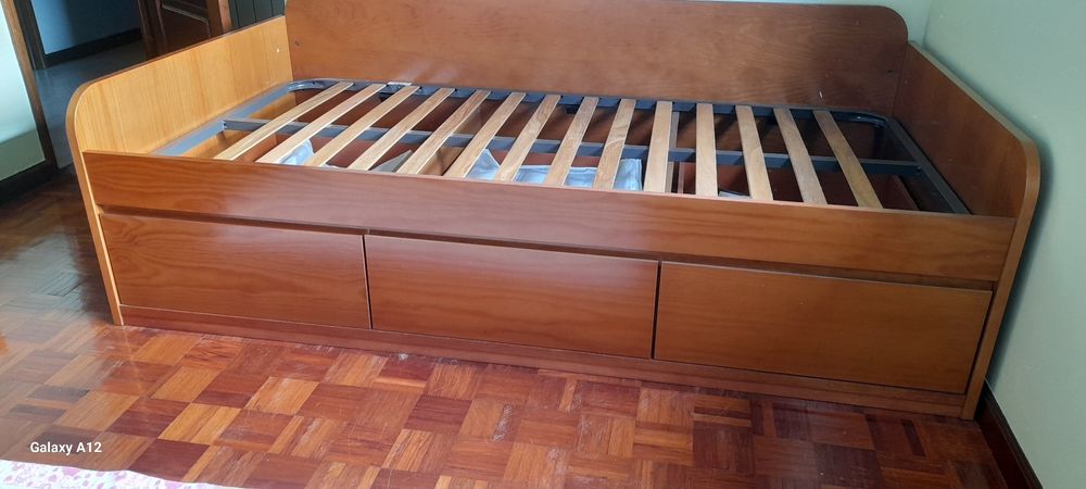 Cama solteiro com gavetas.