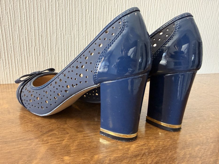 Eleganckie Buty granatowe r. 39  Clara Barson