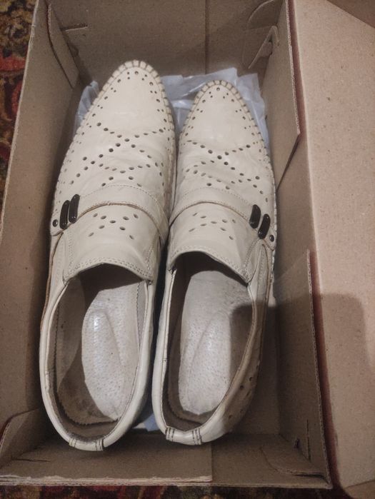 Продам взуття туфлі