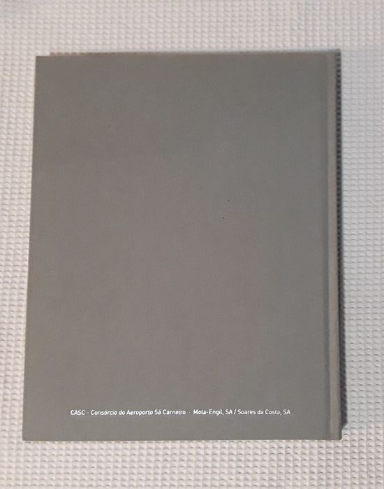 Livro sobre Aeroporto Francisco Sá Carneiro