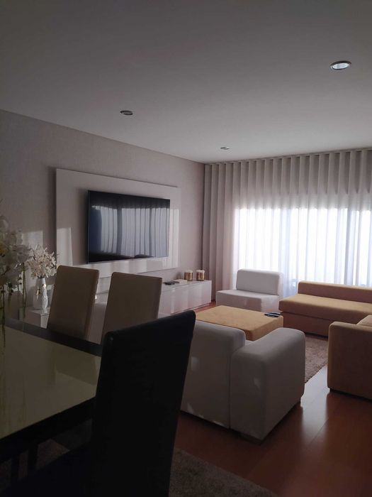 Mesa de sala extensível em carvalho e 6 cadeiras em pele integral