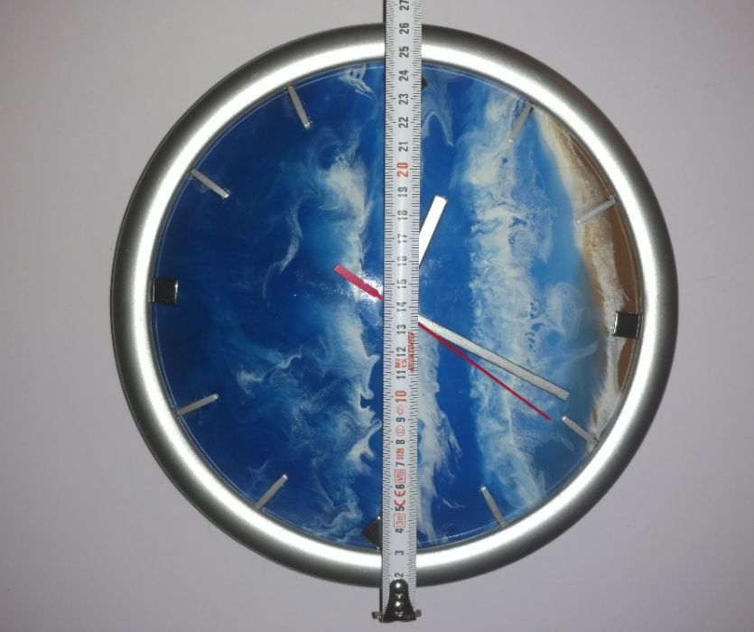 Настенные часы ручной работы в технике Resin art (морской прибой)
