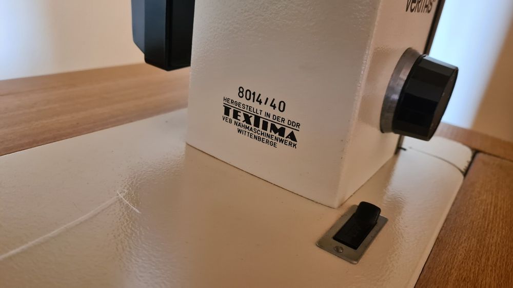 Maszyna do szycia Textima z szafką.