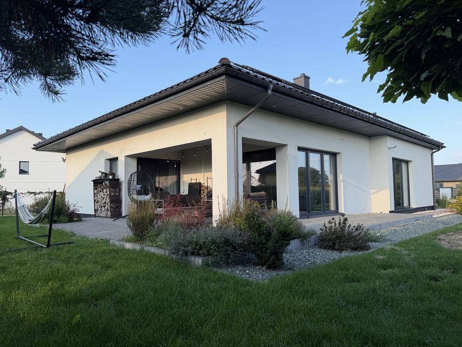 Nowoczesny dom 250 m² w Kozłowie Biskupim | Gotowy do zamieszkania | Pompa ciepła + PV 10 kW