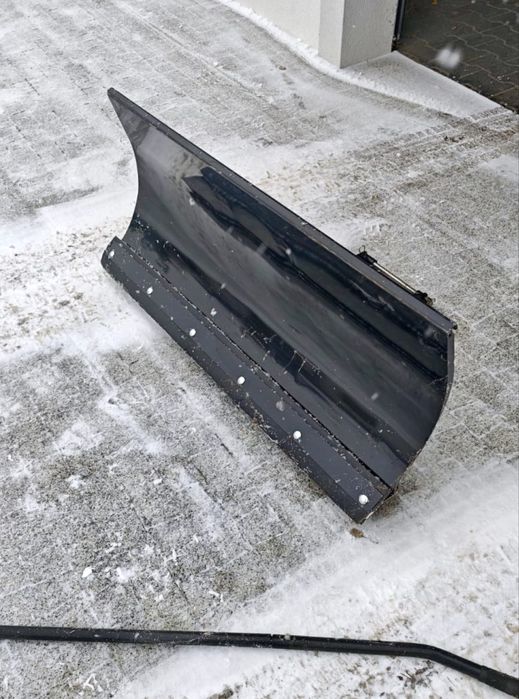 Pług do odśnieżania z uchwytem