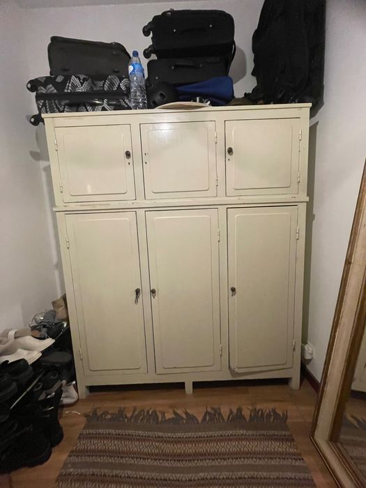 Armário vintage de madeira sólida